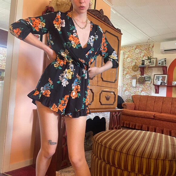 Floral plunge V neck Romper! - Picture 1 of 16